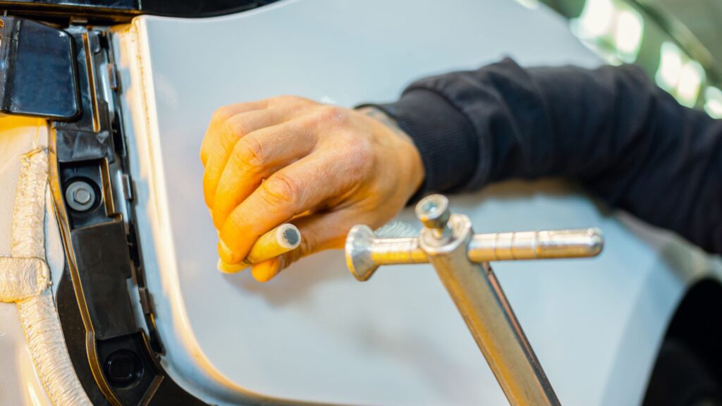 Vale a Pena Consertar Pequenos Amassados no Carro em Fortaleza? Entenda os Benefícios vale a pena consertar pequenos amassados no carro